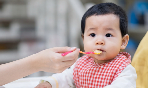 Ăn dặm truyền thống hay ăn dặm tự chỉ huy tốt hơn cho sự phát triển của trẻ?