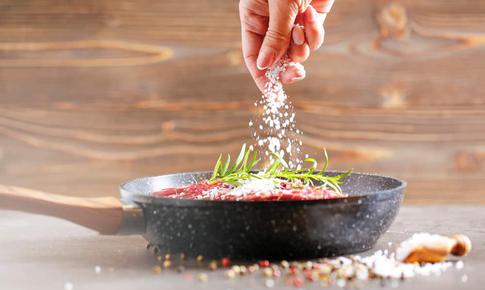 Ăn mặn mỗi ngày, trái tim và thận 'gánh’ hậu quả như thế nào?