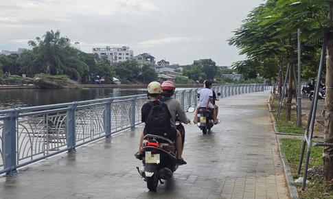 Mặc biển cấm, xe máy vẫn chạy vào đường đi bộ vừa hoàn thành ở Huế