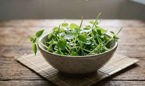5 nhóm người cần thận trọng khi ăn rau càng cua