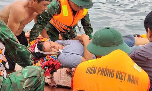 Cứu ngư dân bị gãy chân, hôn mê trên biển