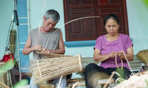 Làng đan nơm trăm tuổi lên 'chợ số'