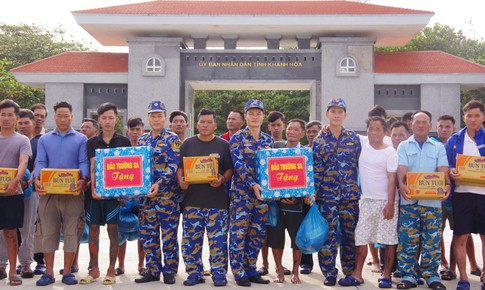 Bàn giao 32 ngư dân gặp nạn trên biển để đưa về đất liền