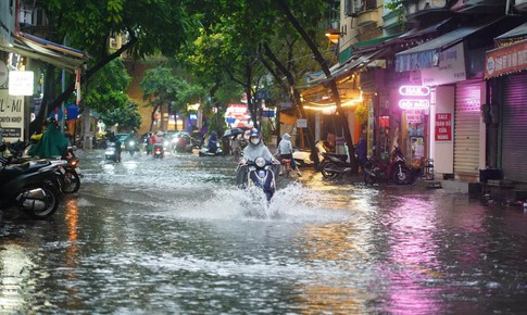 Chiều nay mưa dông bao phủ Hà Nội 