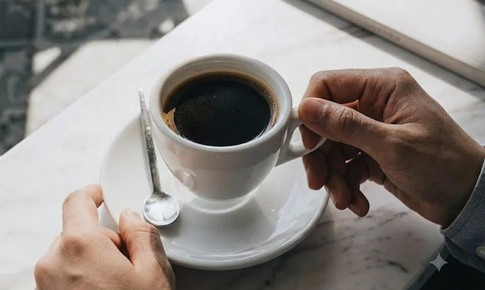 Cách uống cà phê bảo vệ huyết áp và đường huyết sau tuổi 60