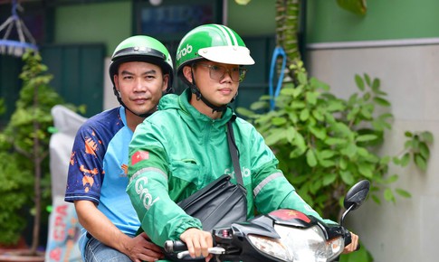 Chạy xe ôm kiếm tiền từ lớp 11, nam sinh bị mẹ bỏ rơi đỗ đại học