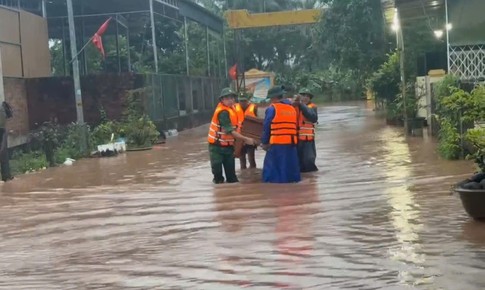 Nước sông Sê Pôn lên nhanh, người dân xã vùng biên Quảng Trị tất tả chạy lũ