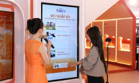 Phụ huynh trải nghiệm tự kiểm tra thông tin sản phẩm cho con