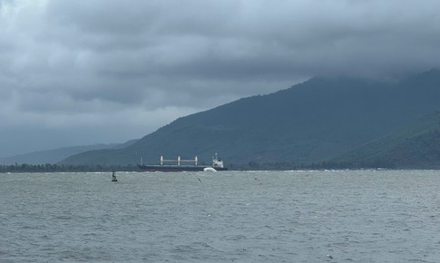 Tàu hàng mắc cạn tại vịnh Chân Mây