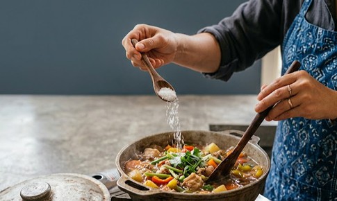Ăn mặn ảnh hưởng đến huyết áp như thế nào?