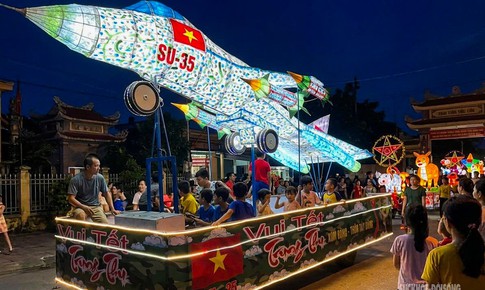 Bất ngờ với mô hình đèn Trung thu máy bay Su-35, tên lửa, robot biến hình