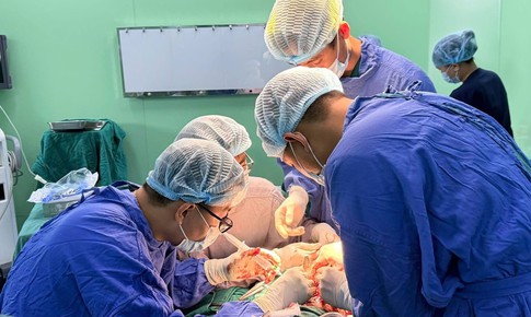 Bác sĩ nối thành công cẳng chân bị đứt lìa