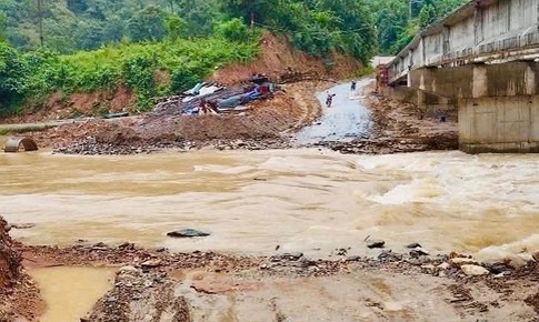 Mưa lớn kéo dài, 7 bản ở vùng cao Nghệ An bị cô lập