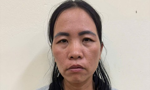 Bắt tại chỗ người phụ nữ trộm tiền ở cửa hàng hoa quả