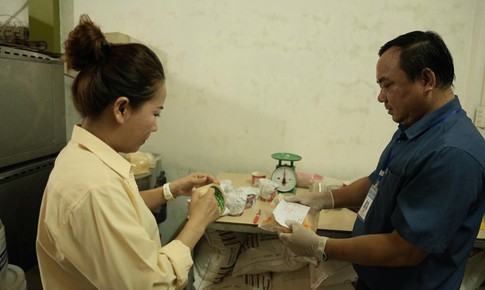 Hơn 40 người nhập viện nghi ngộ độc sau khi ăn bánh mì