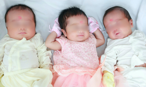 15 năm tìm con, người mẹ bật khóc khi đón 3 con chào đời