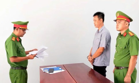Khởi tố đối tượng chia sẻ clip 'nóng' của bạn gái cho nhiều người
