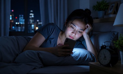 5 biểu hiện ở mắt khi dùng điện thoại quá lâu vào buổi tối