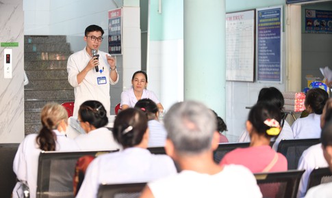 Bác sĩ biến kiến thức y học khô khan thành nội dung gần gũi truyền thông ngay tại sảnh bệnh viện