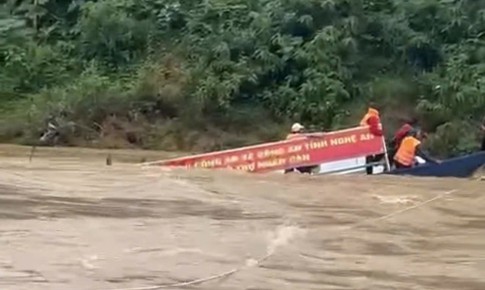 Lũ cuốn trôi thuyền, 10 người rơi xuống sông được cứu