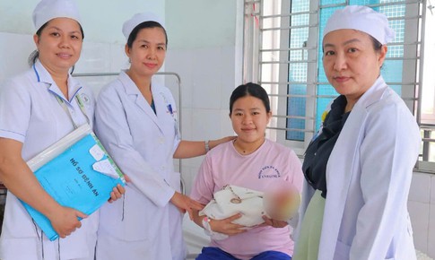 Nhau bong non ở sản phụ 19 tuổi, suýt phải cắt tử cung
