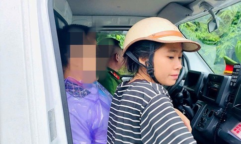 Chuyến xe công vụ đặc biệt vượt sạt lở đưa người bệnh cấp cứu