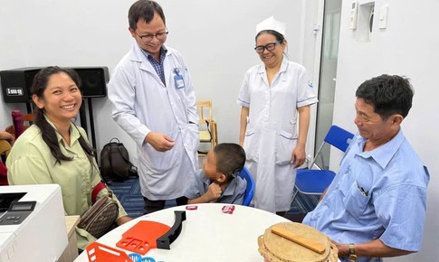 Em bé Campuchia lần đầu nghe thấy âm thanh cuộc sống nhờ bác sĩ Việt Nam
