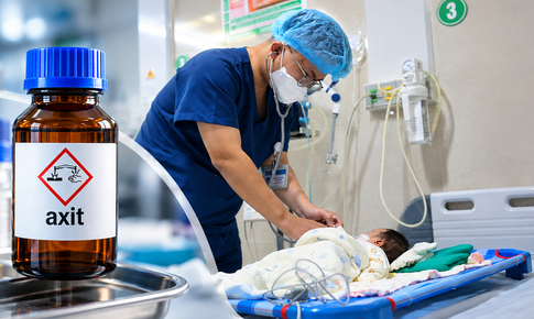 Nhỏ nhầm 5 giọt axit vào miệng con khiến bé 1 tháng tuổi sùi bọt mép