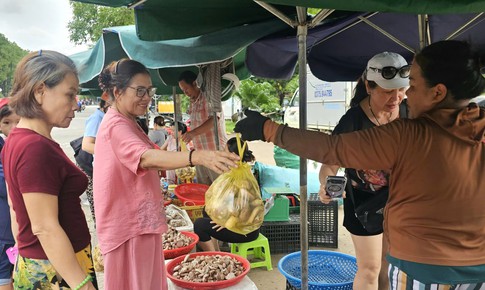 Loài nấm 'đắng ngắt' từ rừng xuống phố, ở xa 30 km vẫn tìm đến mua