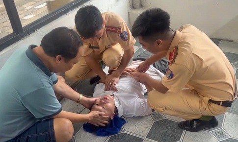 Xúc động hình ảnh CSGT sơ cứu, đưa người đàn ông đột quỵ đến bệnh viện