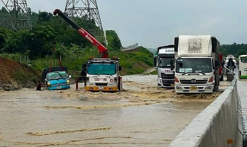 Vẫn còn hơn 40 điểm ngập và sạt lở gây ách tắc giao thông do mưa lũ