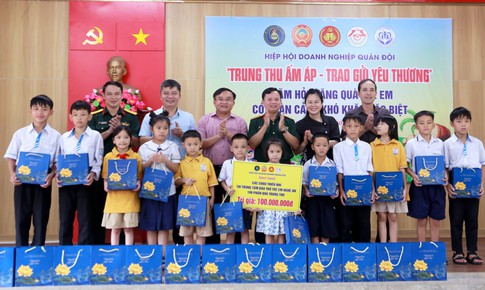 Trao quà Trung thu cho trẻ em có hoàn cảnh đặc biệt khó khăn tại Nghệ An