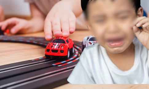 Bé trai bị thanh ăng-ten cắm sâu vào lưỡi, cảnh báo từ món đồ chơi quen thuộc