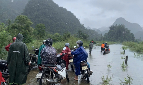 Giáo viên vùng cao vượt lũ vào bản với học trò