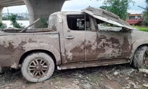 Sáng 19/9: Giám đốc công an chỉ đạo điều tra vụ xe bán tải nằm dưới lòng kênh