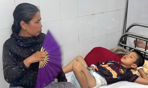 Thương cảnh bé trai ở Huế mắc u ác tính, mẹ bệnh tật không thể chăm con