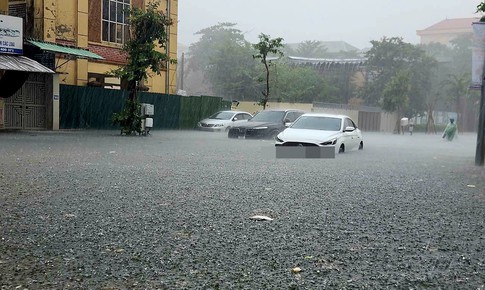 Nghệ An mưa trắng trời, đường phố ngập sâu