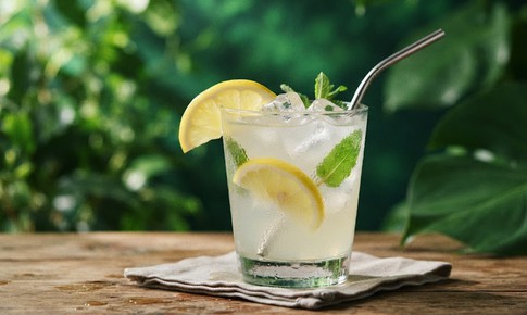 Uống nước chanh ban ngày có làm sạm da không?