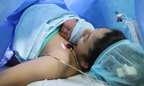 Khó thở, sưng phù chân sau sinh cảnh báo bệnh nguy hiểm gì?