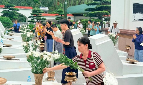 Dòng người về Ngã ba Đồng Lộc tri ân dịp lễ