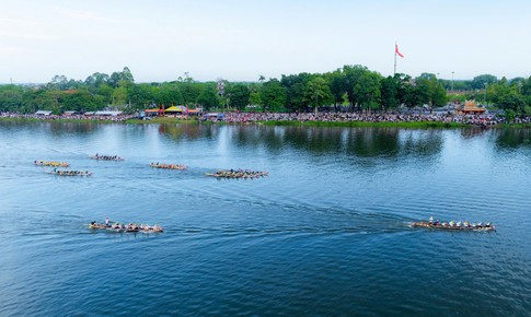 Bờ sông Hương kín người xem đua ghe, di tích Huế nhộn nhịp ngày Quốc khánh