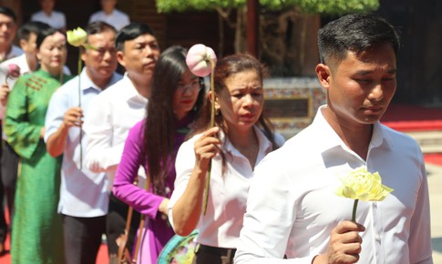 Dâng hoa, dâng hương tưởng niệm Chủ tịch Hồ Chí Minh