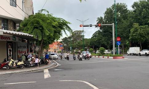 Miền Bắc nắng 34 độ, miền Trung vẫn còn mưa dông