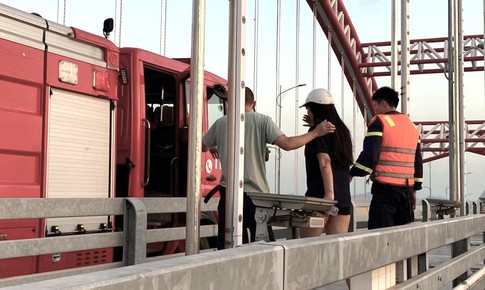 Cảnh sát Hải Phòng cứu người phụ nữ định nhảy xuống sông Cấm làm điều dại dột