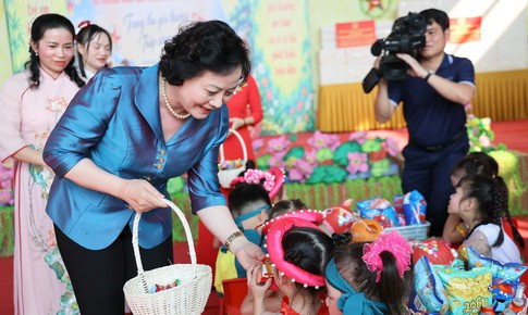 Phó Thủ tướng thăm, tặng quà Trung thu cho trẻ em tại Tuyên Quang