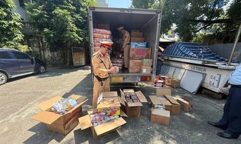 Phát hiện xe tải chở hơn 3.000 sản phẩm thực phẩm không rõ nguồn gốc