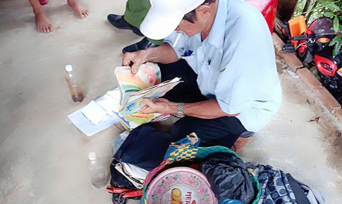 Xử lý người đàn ông chạy xe bán thuốc dạo không rõ nguồn gốc cho người dân