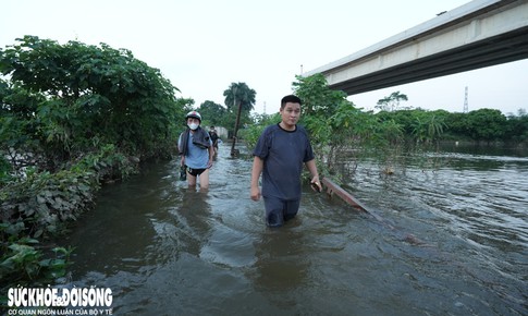 Cầu dân sinh chìm sâu, người dân Hà Nội mạo hiểm lội nước qua sông