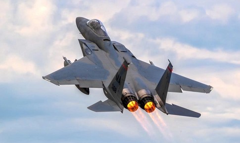 Tiêm kích F-15EX và F/A-18 Mỹ lộ rõ khác biệt khi đối đầu trên không