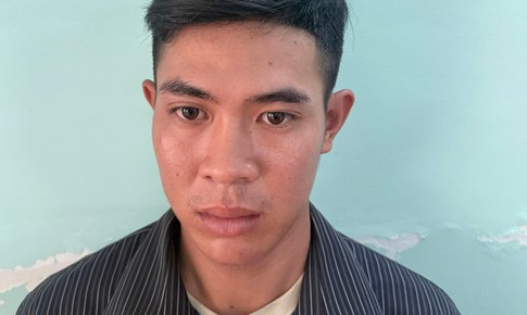 Người cùng nhà hiếp dâm, bé gái đạp chân vào giường cầu cứu